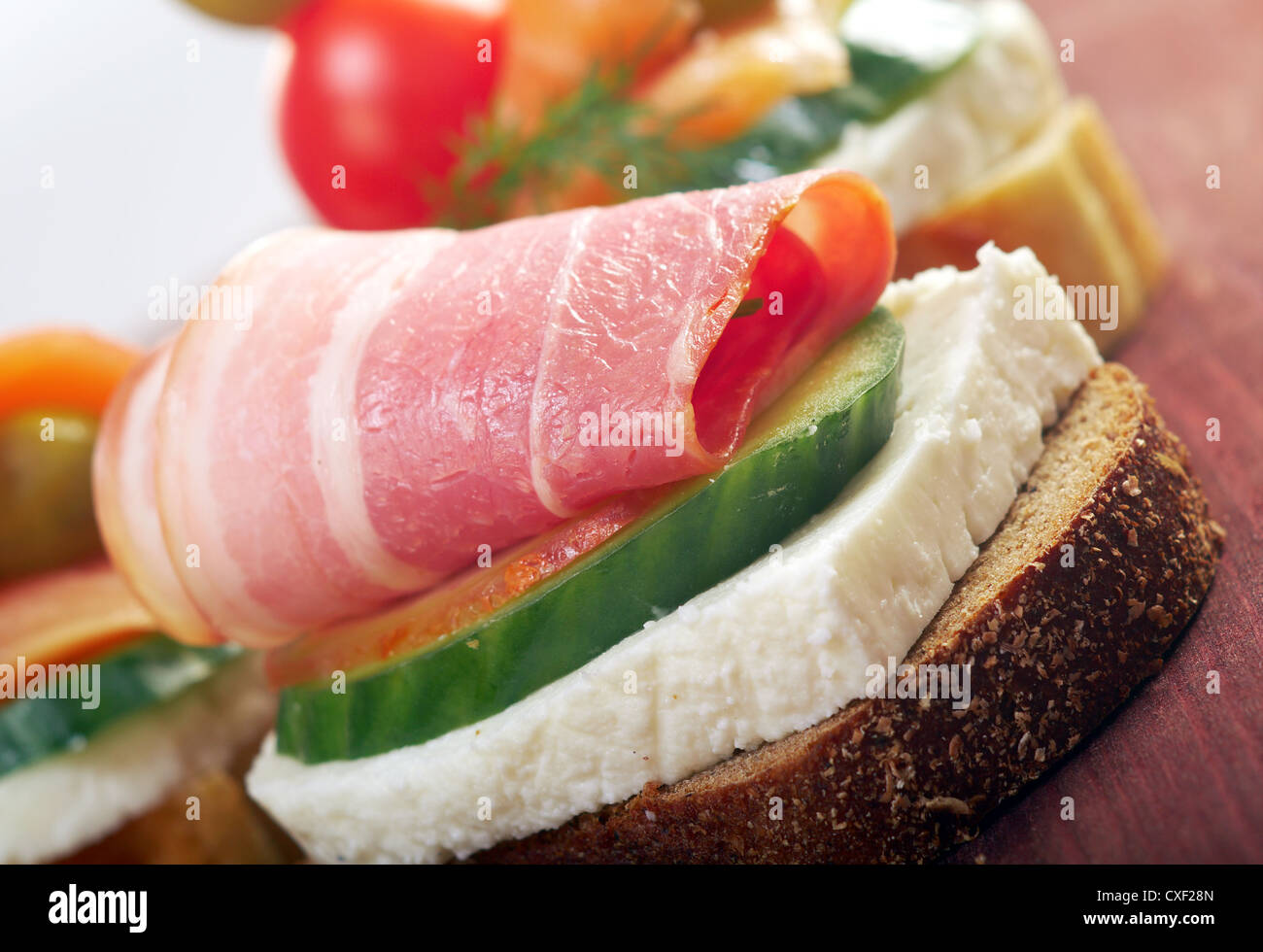 Kanapees mit geräuchertem Lachs, Speck Stockfotografie - Alamy