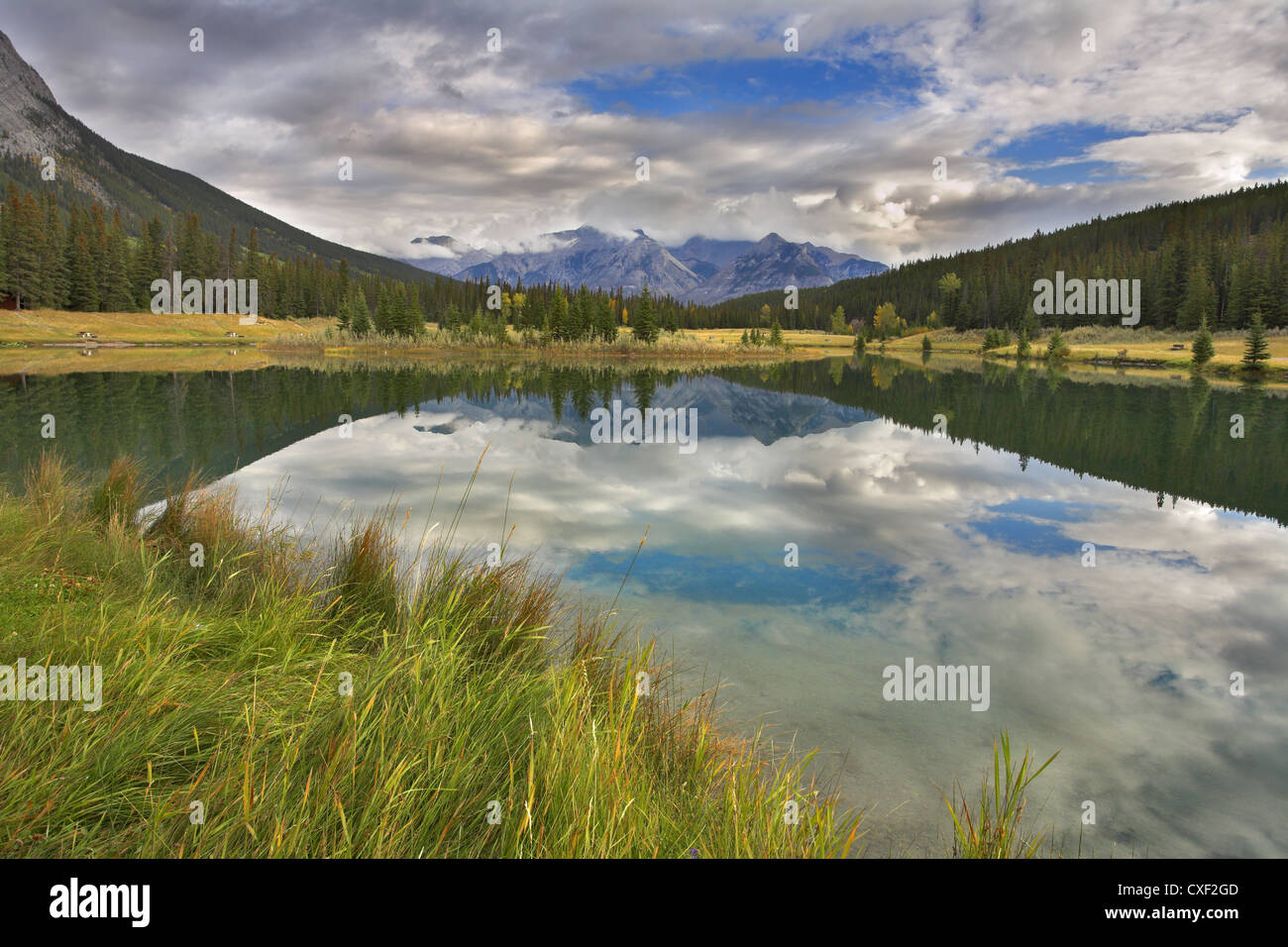Bewölkter Himmel über dem See. Stockfoto
