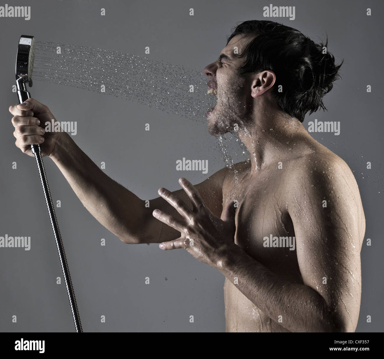 Kaukasischen Mann selbst ins Gesicht Spritzen, mit Dusche Stockfotografie -  Alamy