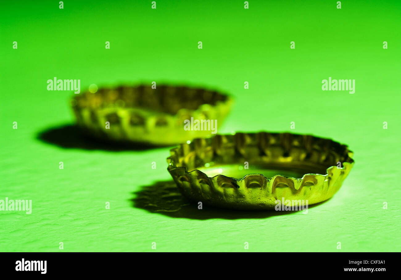 zwei Bier Kappen Stockfoto