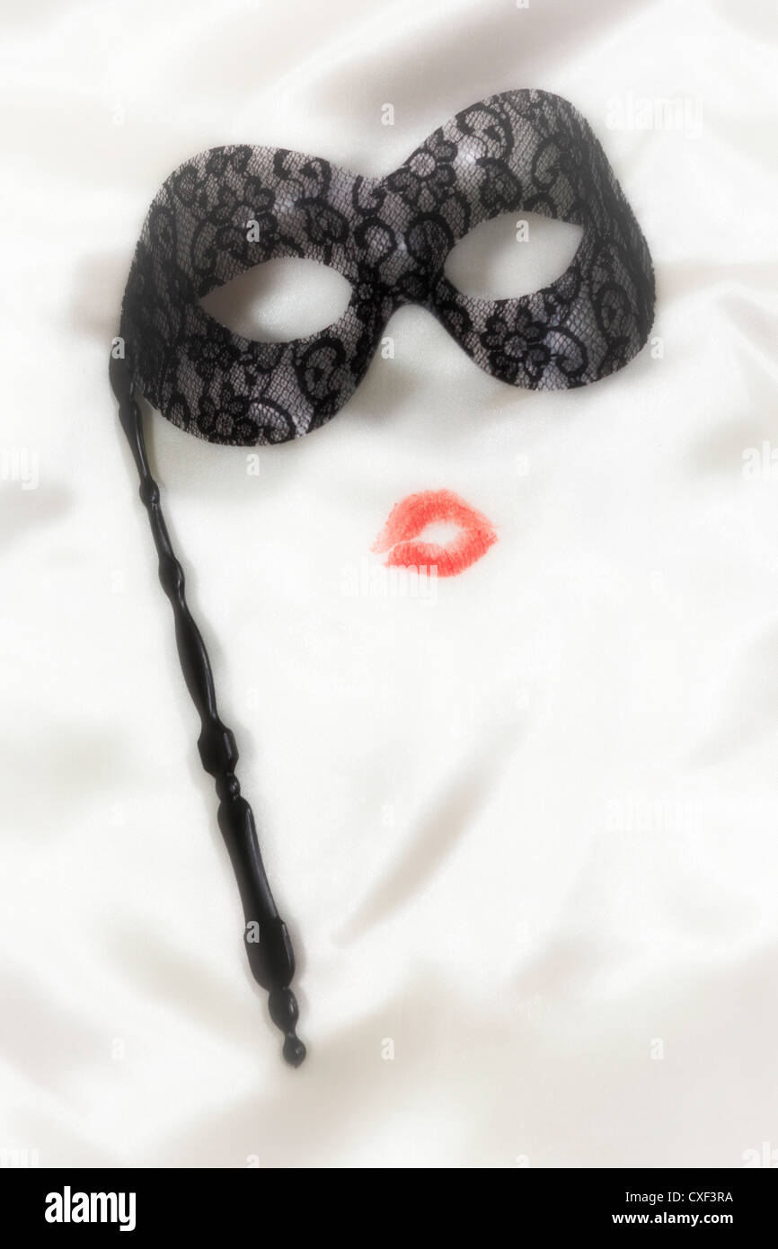 küssen Lippen mit einer venezianischen Maske Stockfoto