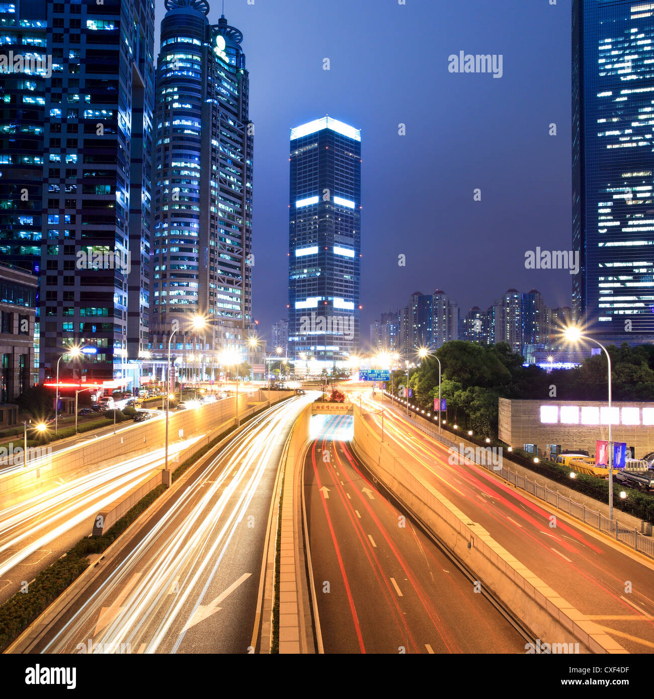 Lichtspuren auf shanghai financial Center bei Nacht Stockfoto