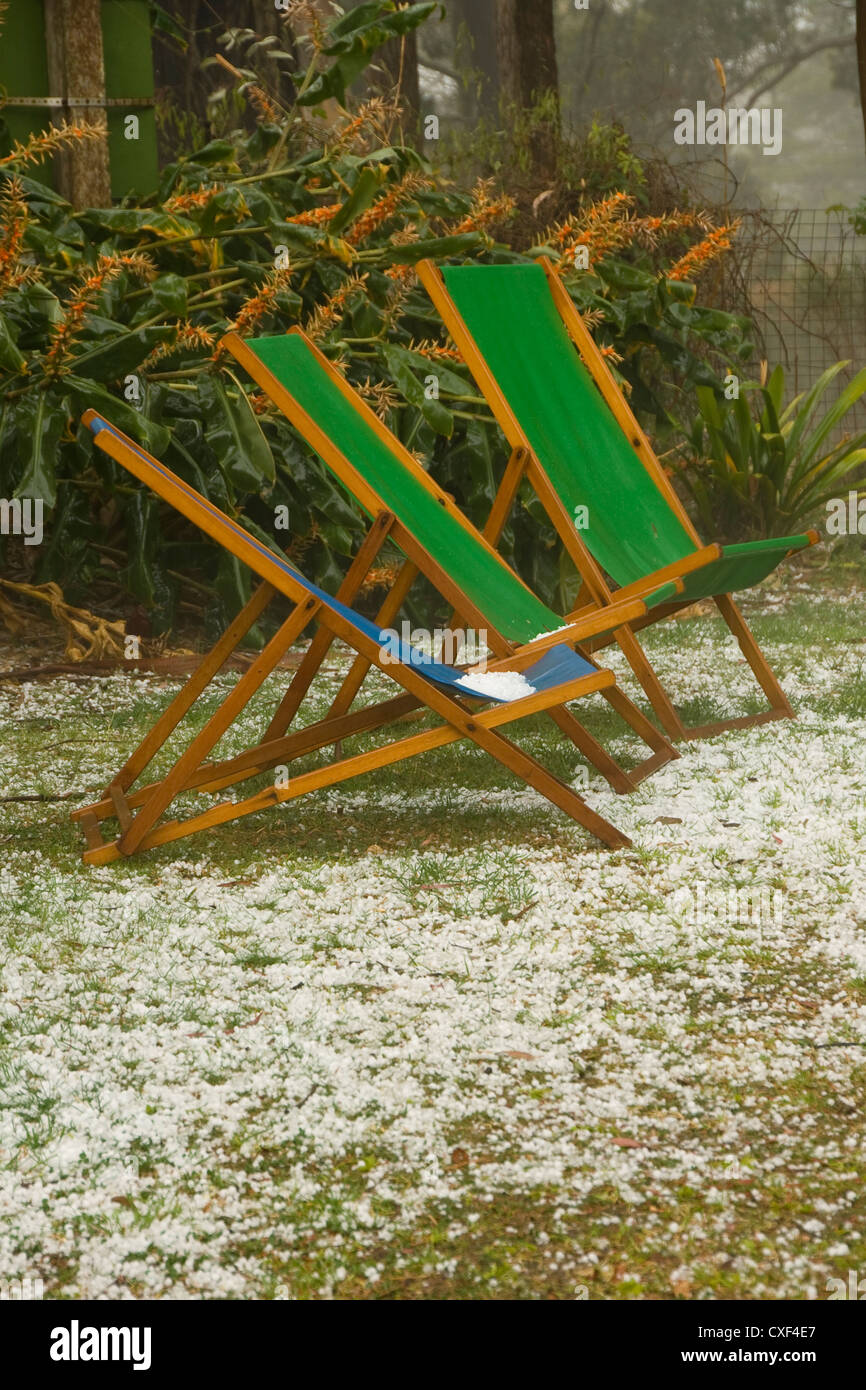 Hagel bedeckt Liegestühle Stockfoto