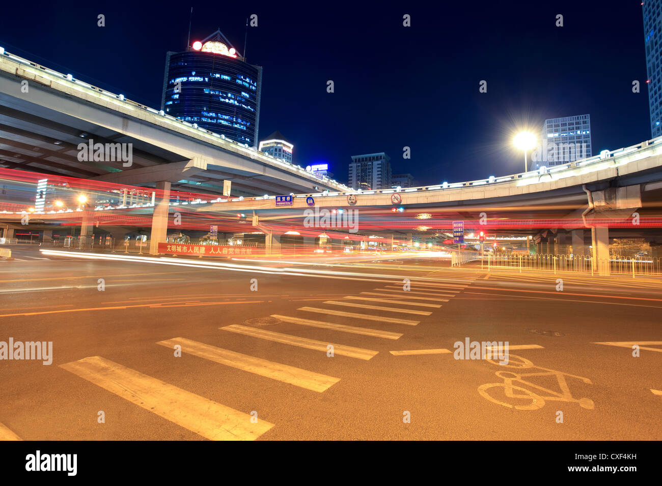 Nachtaufnahme von Peking Welthandel Brücke Stockfoto