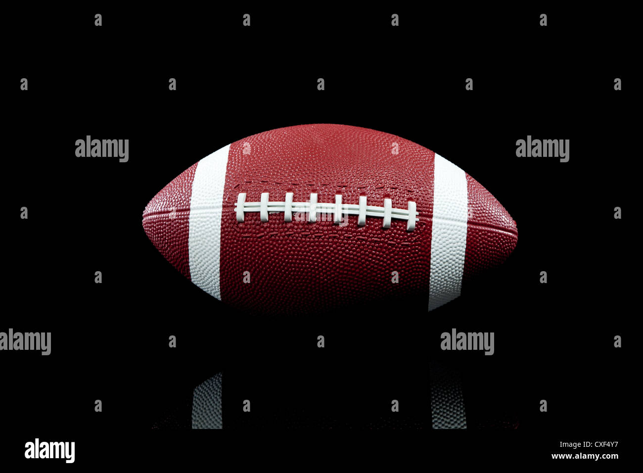 US-amerikanischer American-Football auf schwarzem Hintergrund Stockfoto