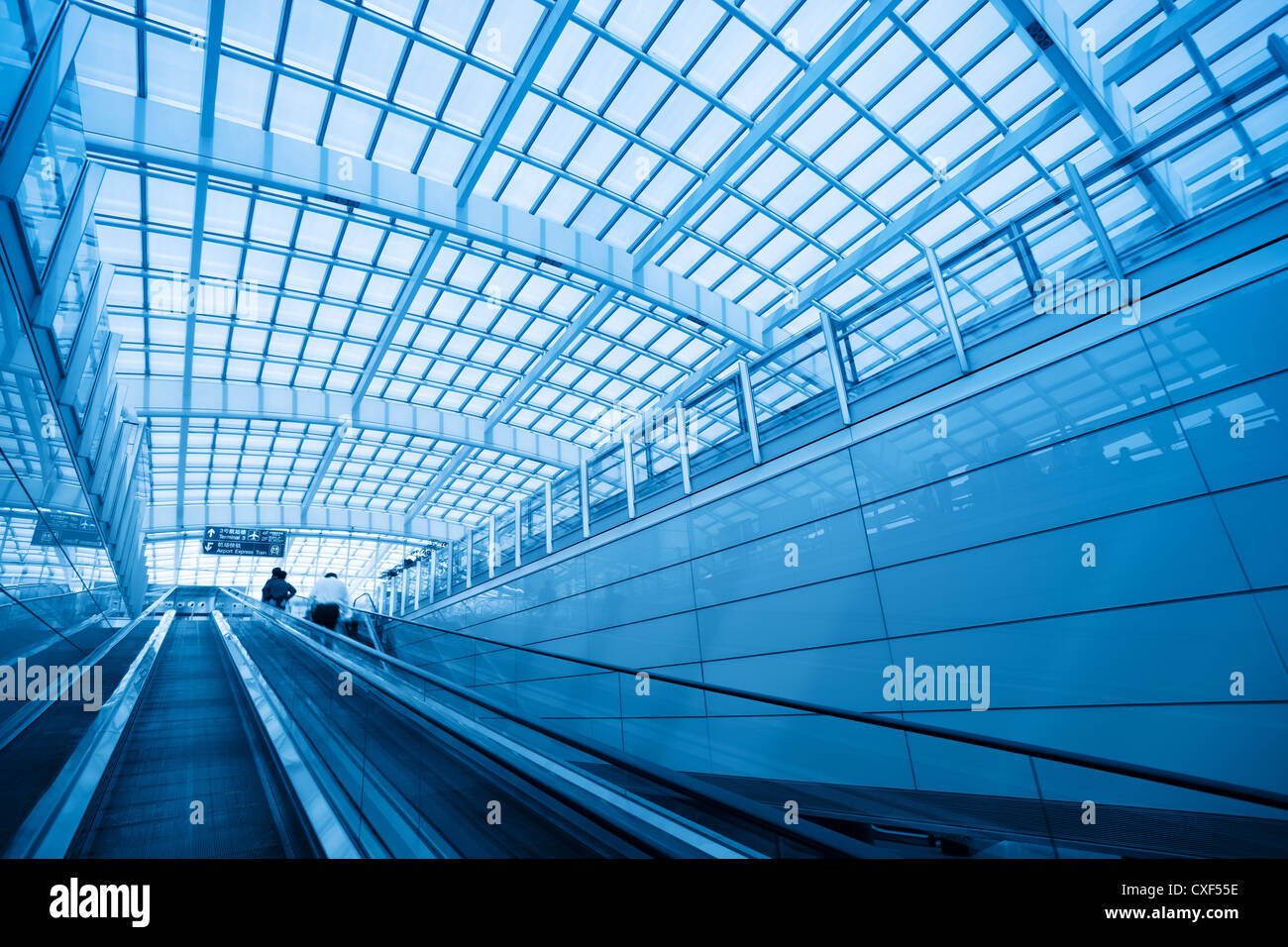 die Rolltreppe führt zu der moderne Flughafen Stockfoto