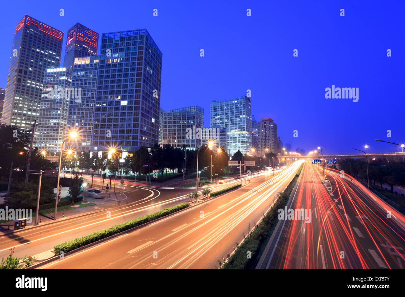 Peking-Stadtbild in der Abenddämmerung mit Verkehr Stockfoto