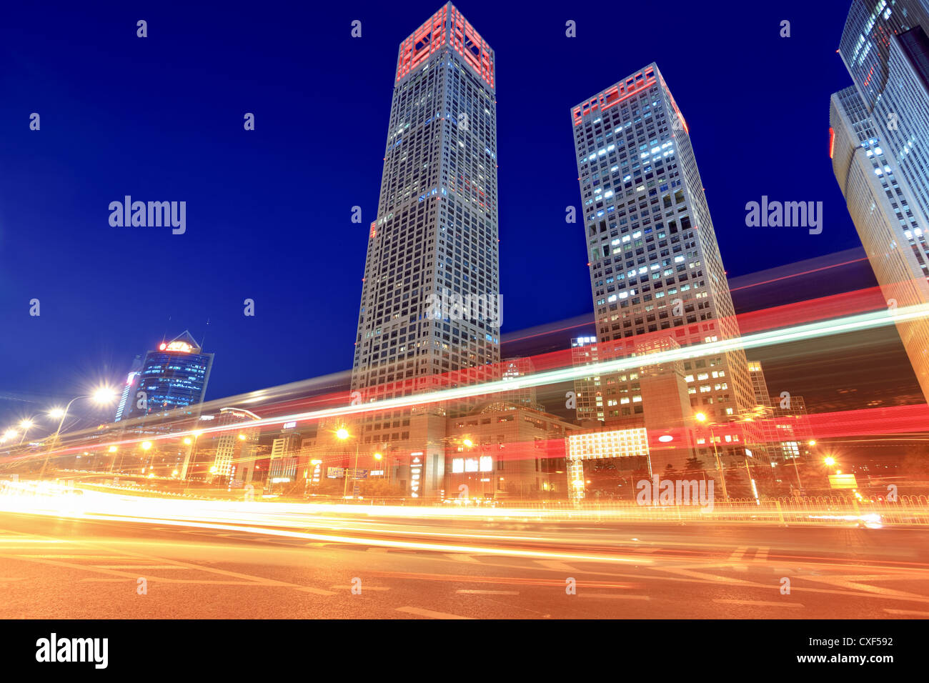 modernen Stadtbild mit Verkehr in der Abenddämmerung Stockfoto