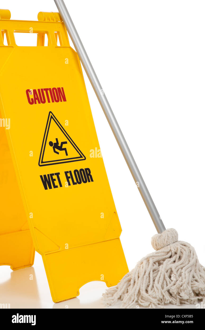 "Wet Floor" Vorsicht Zeichen mit einer Schnur mop auf weißem Hintergrund Stockfoto