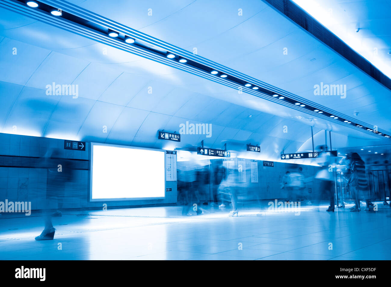 Werbung Bildschirm in u-Bahnstation Stockfoto