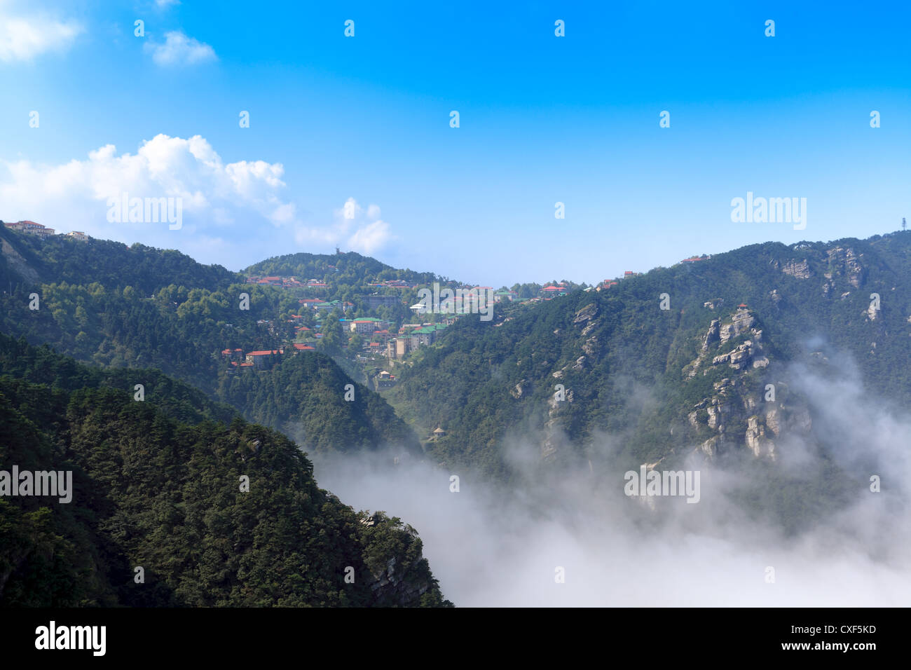 Wolken und Nebel in die Bergstadt Stockfoto