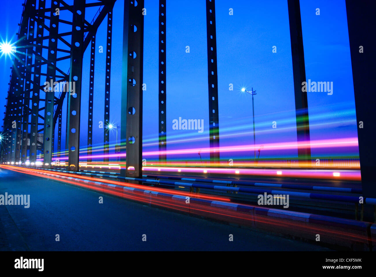 Brücke-Verkehr in der Nacht Stockfoto