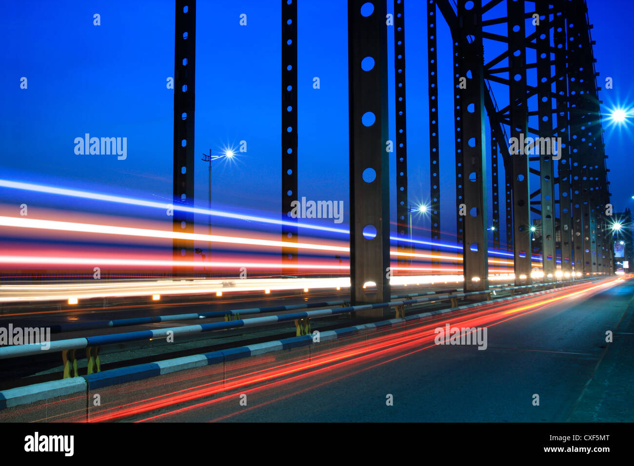 Lichtspuren auf die Stahlbrücke Stockfoto