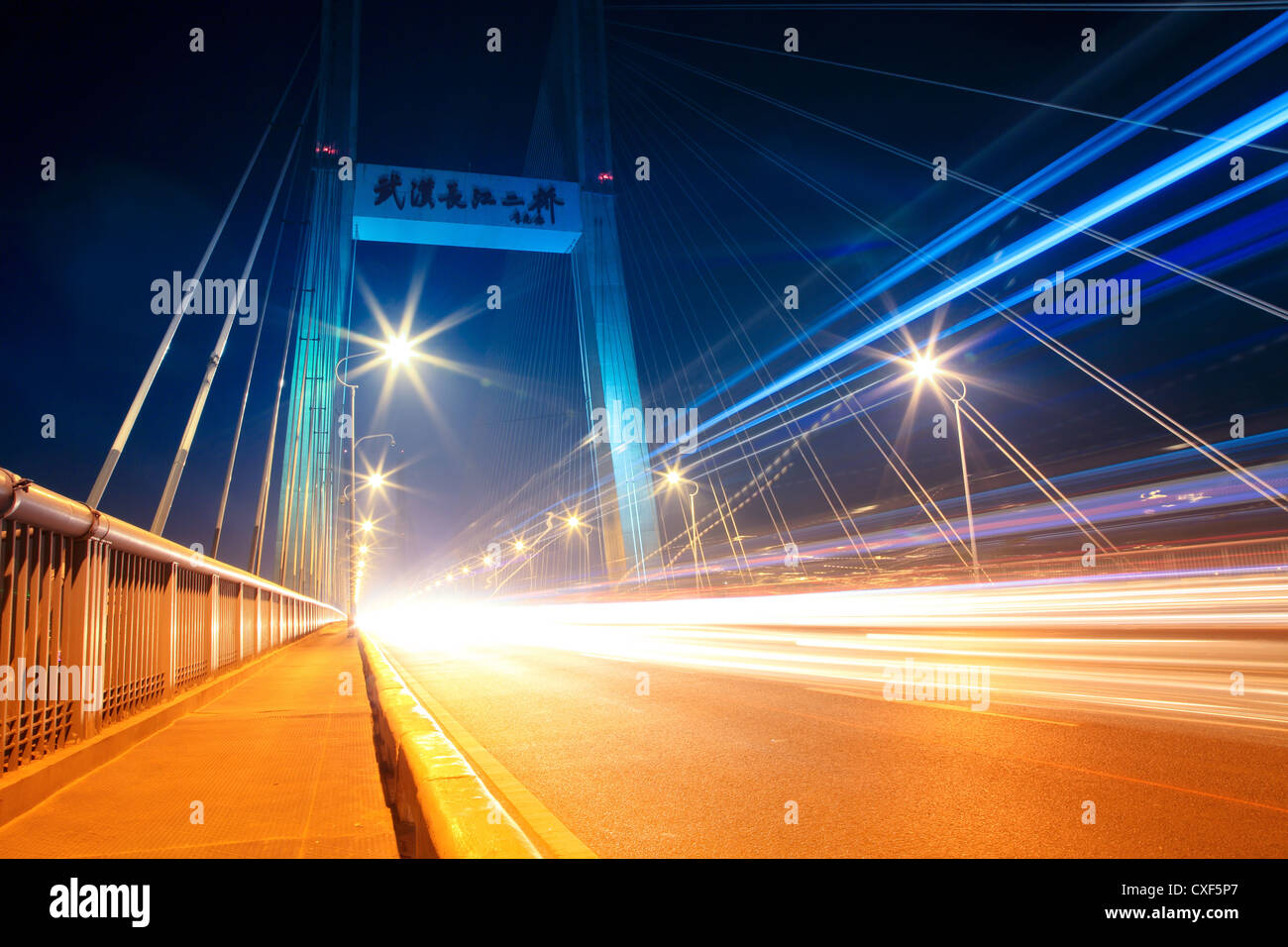 Nachtverkehr auf der Autobahnbrücke Stockfoto