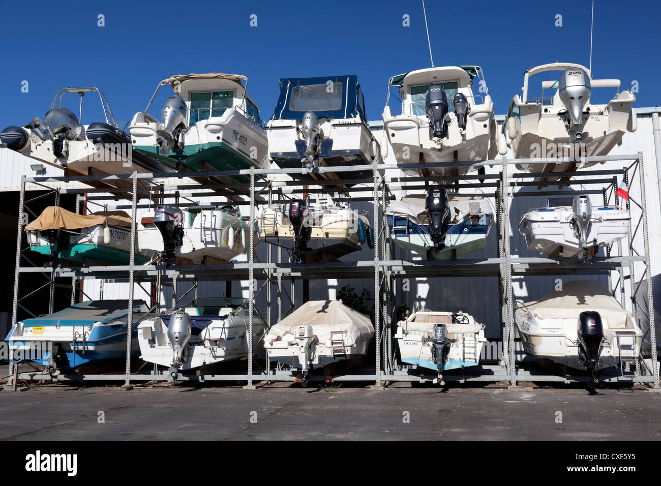 Außen mit dem Schnellboot (Boot winterfest machen), Überwinterung bei Gruissan (Aude - Frankreich). Hivernage Extérieur de Bateaux Hors-Bord, À Gruissan Stockfoto