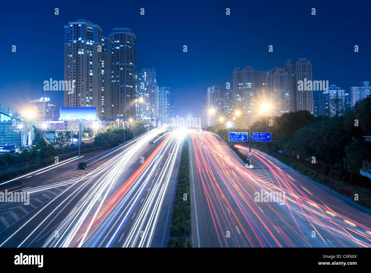 Stadtverkehr in der Nacht Stockfoto