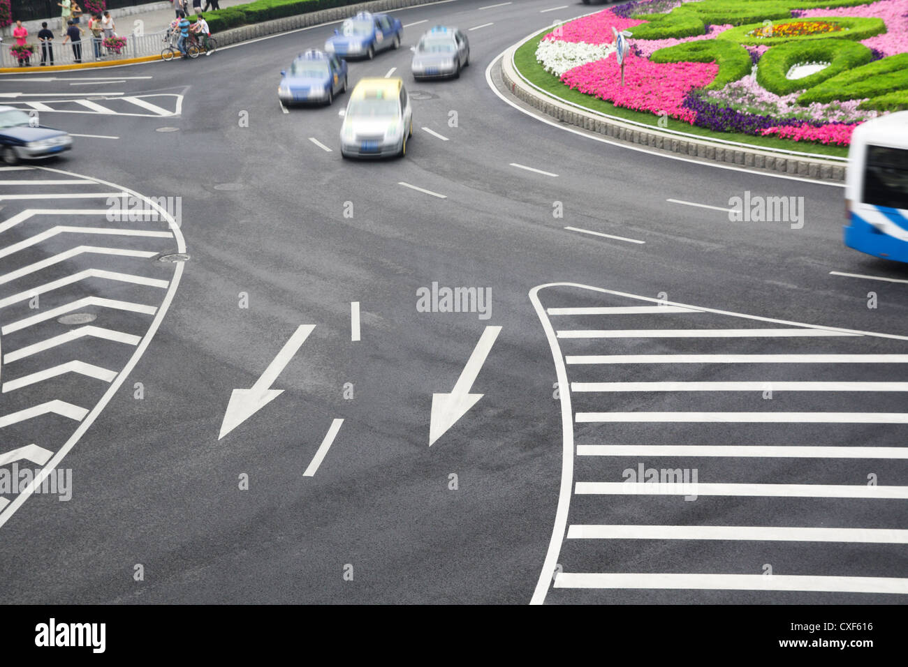 Verkehrszeichen in der städtischen Straße Stockfoto