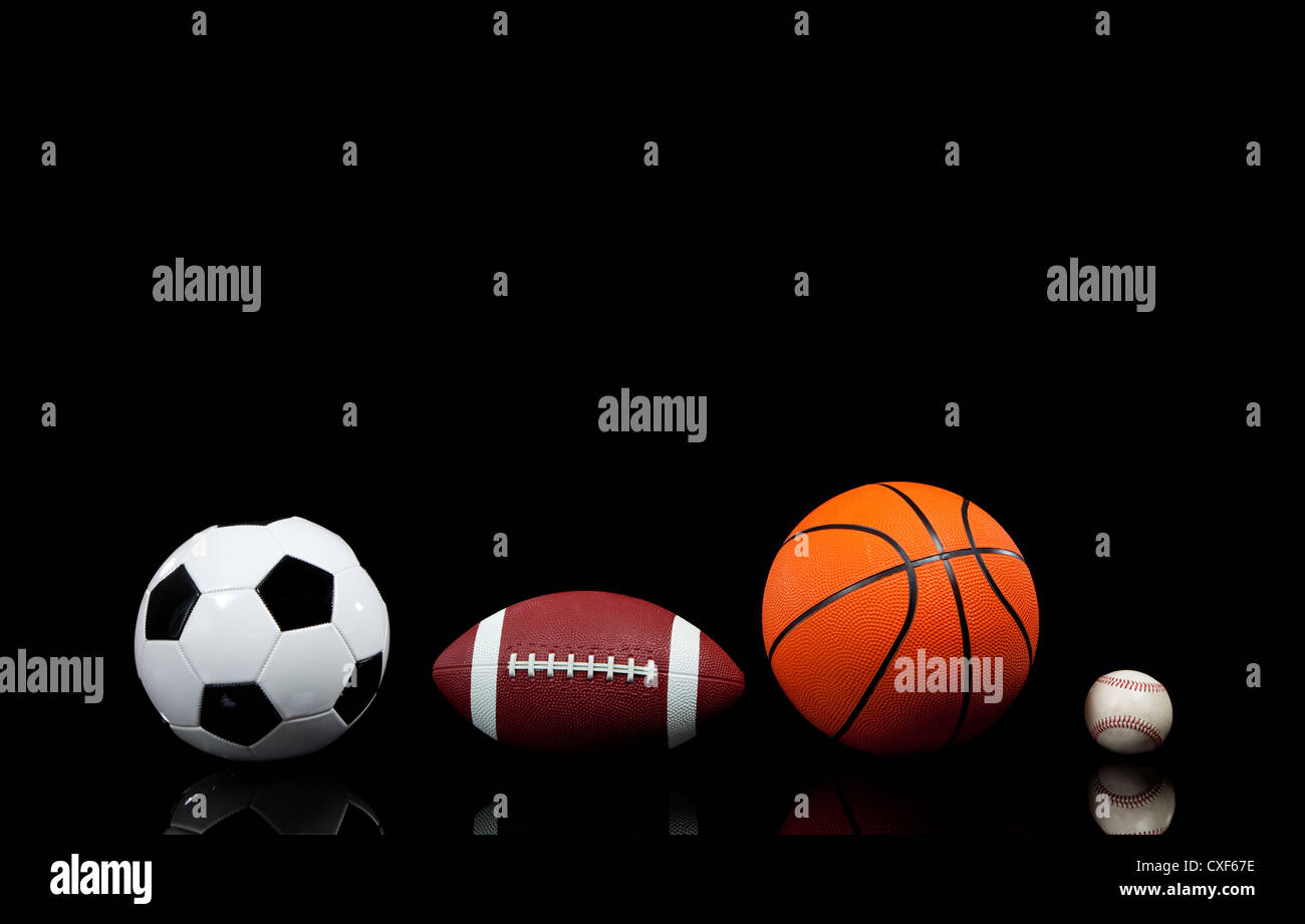 Sportbälle auf schwarzem Hintergrund Stockfoto