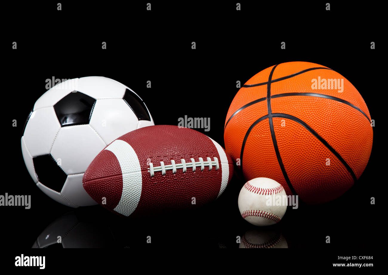 Sportbälle auf schwarzem Hintergrund Stockfoto