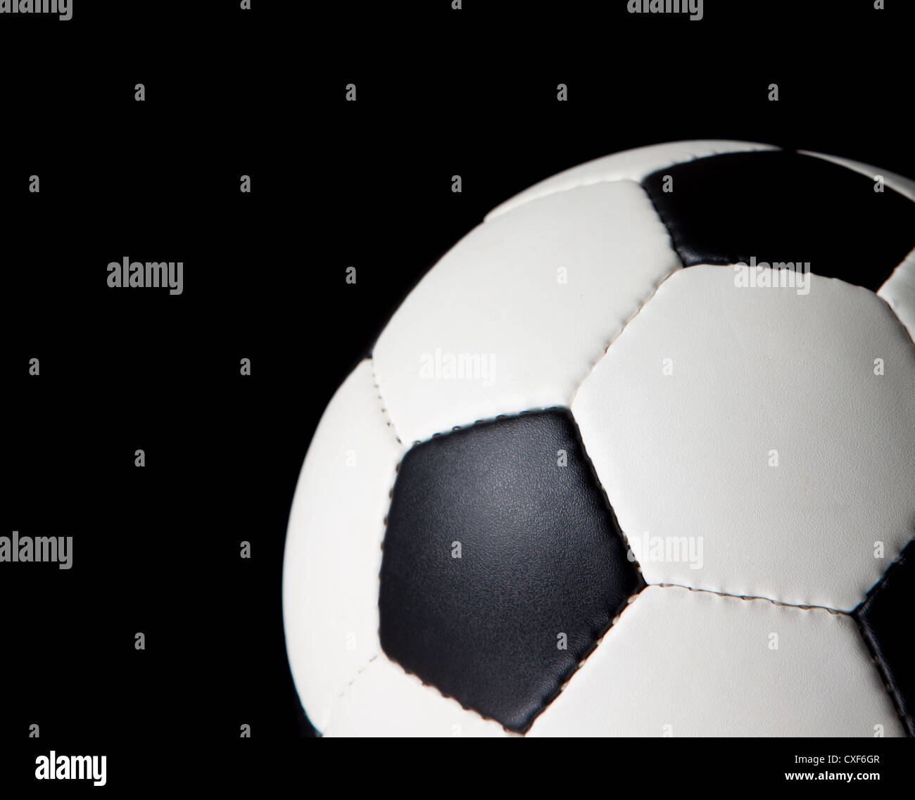 Fußball auf einem schwarzen Hintergrund mit Textfreiraum Stockfoto