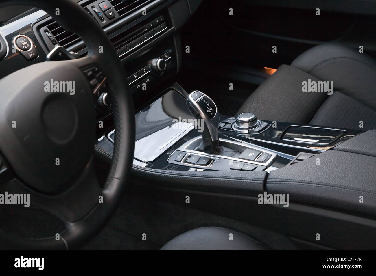 Neue moderne Sport-Auto-Innenausstattung Stockfotografie - Alamy