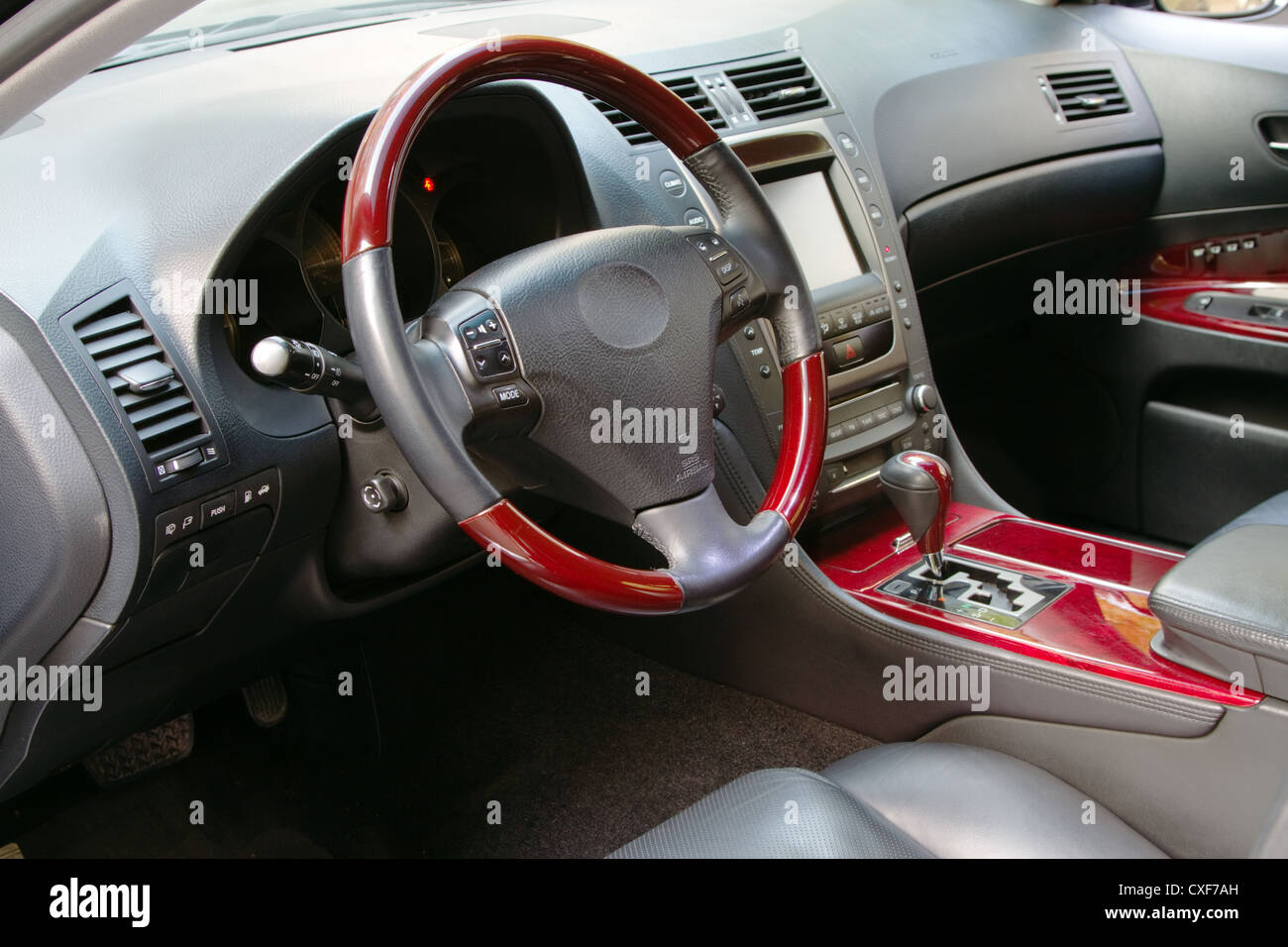Innenraum eines Luxuswagens mit Mahagoni finish Stockfoto