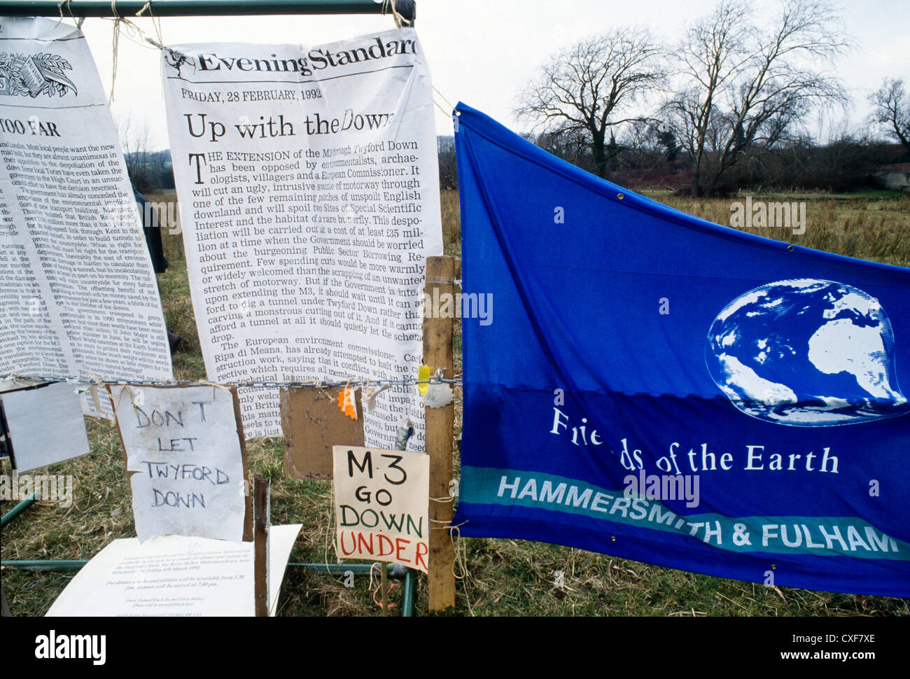 Protest-Banner gegen die vorgeschlagene Verlängerung der M3 Stockfoto