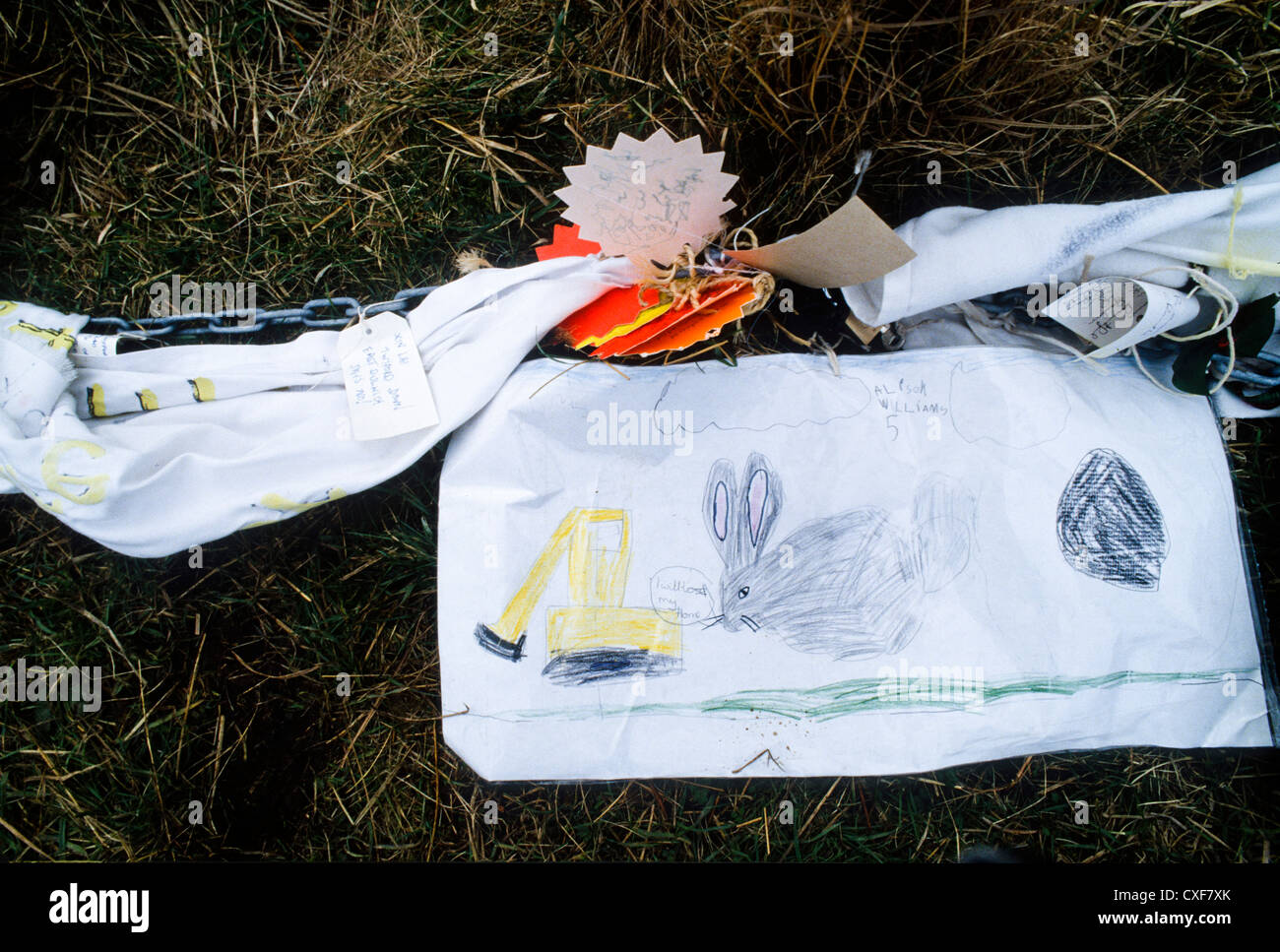 Protest-Banner gemacht von Kindern gegen die vorgeschlagene Verlängerung der M3 Stockfoto