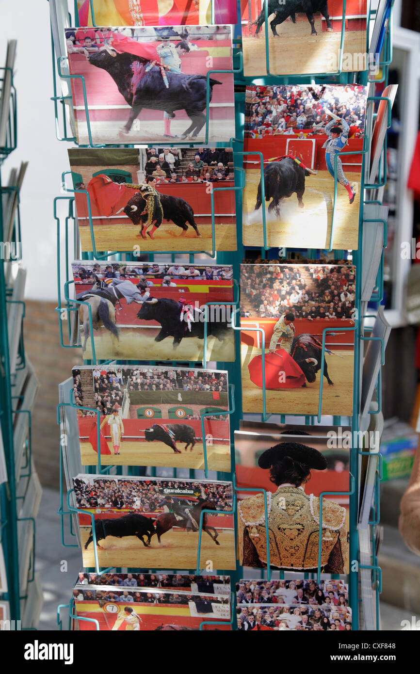 Stierkampf-Postkarten auf einem Gestell an Souvenir Souvenirs Souvenirshop in Sevilla Spanien Stockfoto