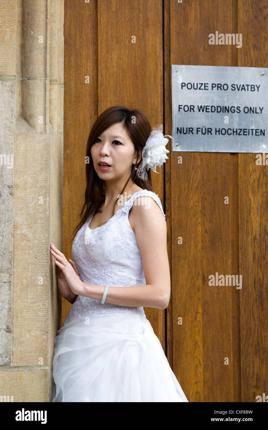 Eine Chinesin, die ihr Bild nach nur heiraten in Prag auf die astronomische Uhr Stockfoto