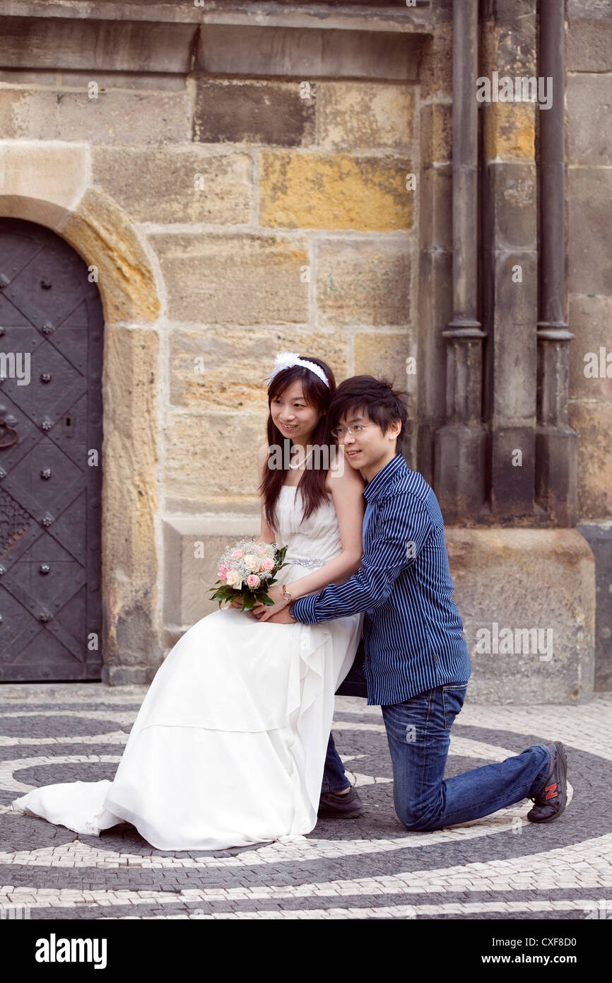 Ein chinesisches Ehepaar just married in Prag auf die astronomische Uhr Stockfoto