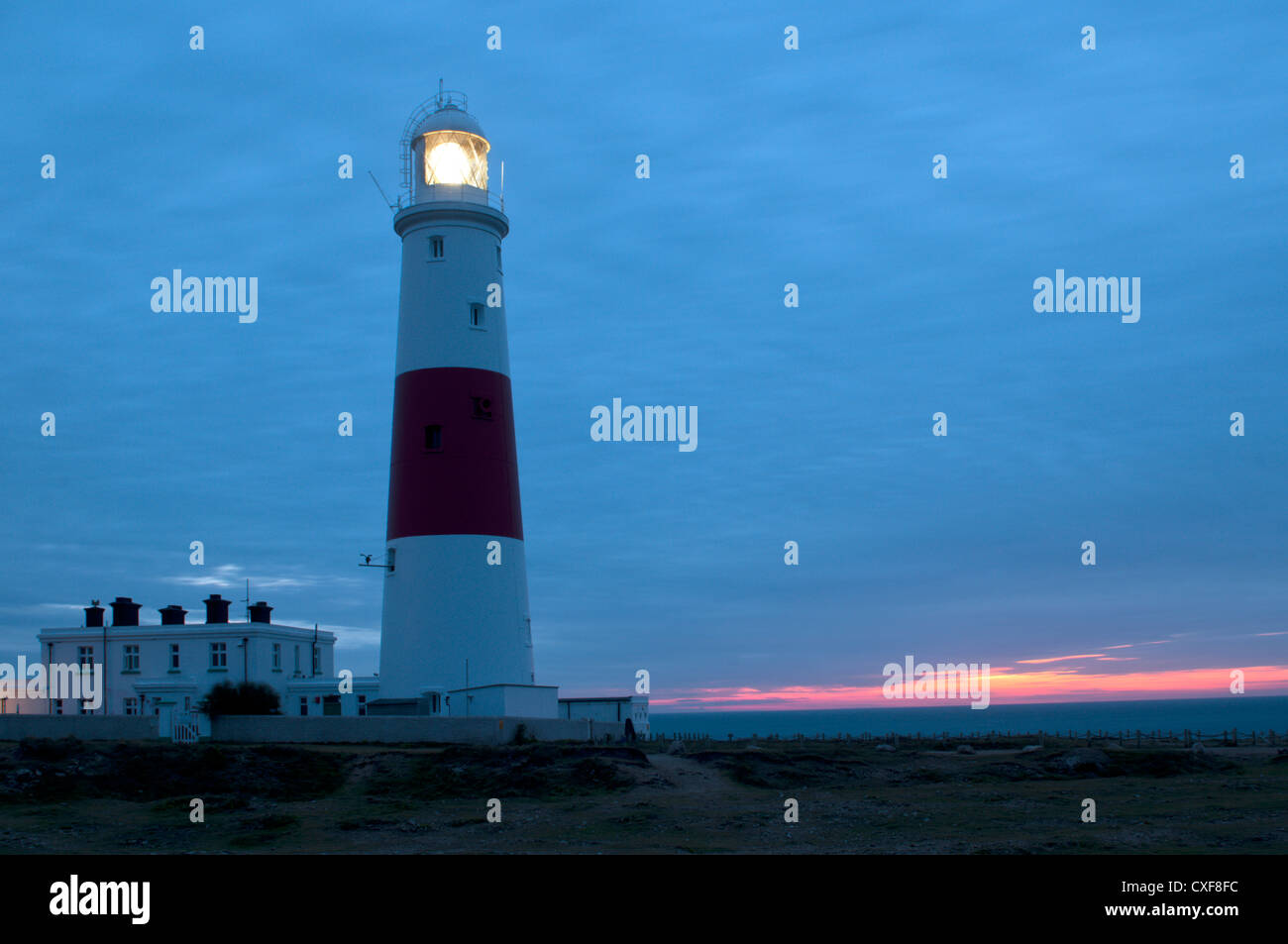 Portland Bill Leuchtturm im Morgengrauen an der Jurassic Coast in Dorset, England Stockfoto