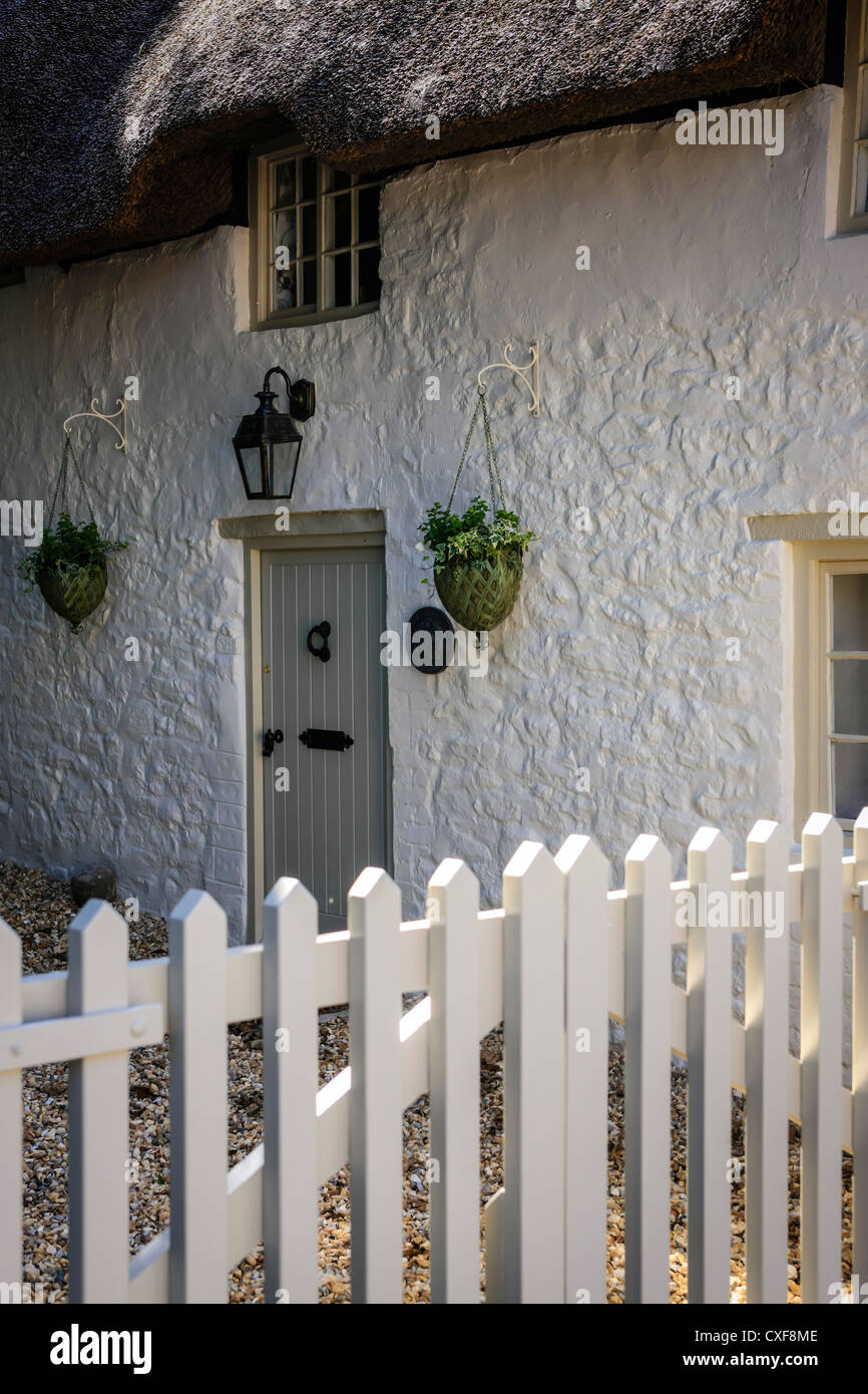 Weiß lackiertes Thatched Dach Cottages im Lulworth Dorset Stockfoto