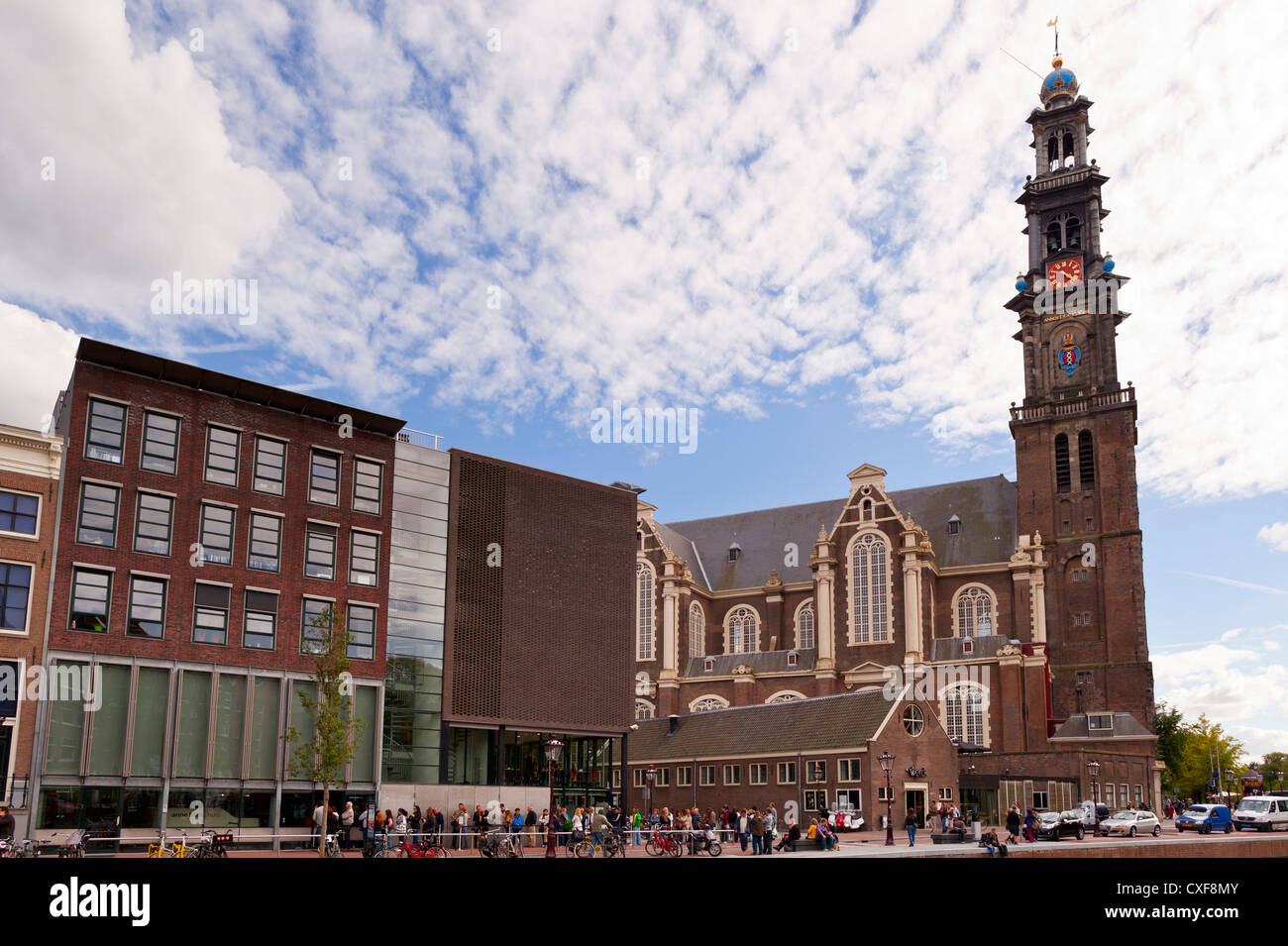 Amsterdam: Niederländisch reform Kirche mit dem Anne Frank Haus im Vordergrund - Amsterdam, Niederlande, Europa Stockfoto