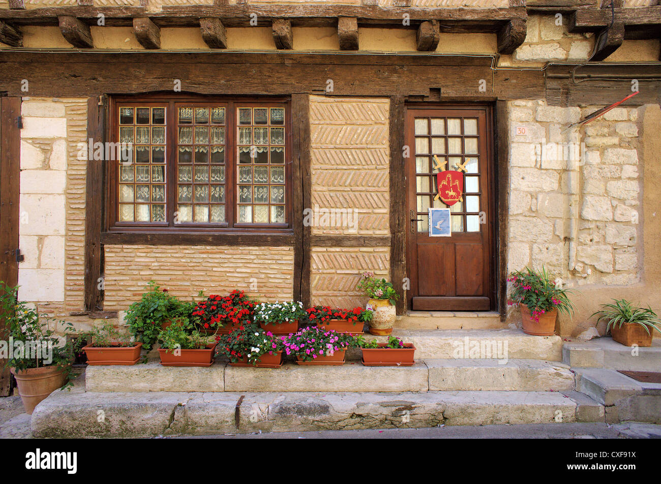 Ruhige, sichere Dorfhaus in Blumen Monflanquin Lot et Garonne Frankreich Stockfoto