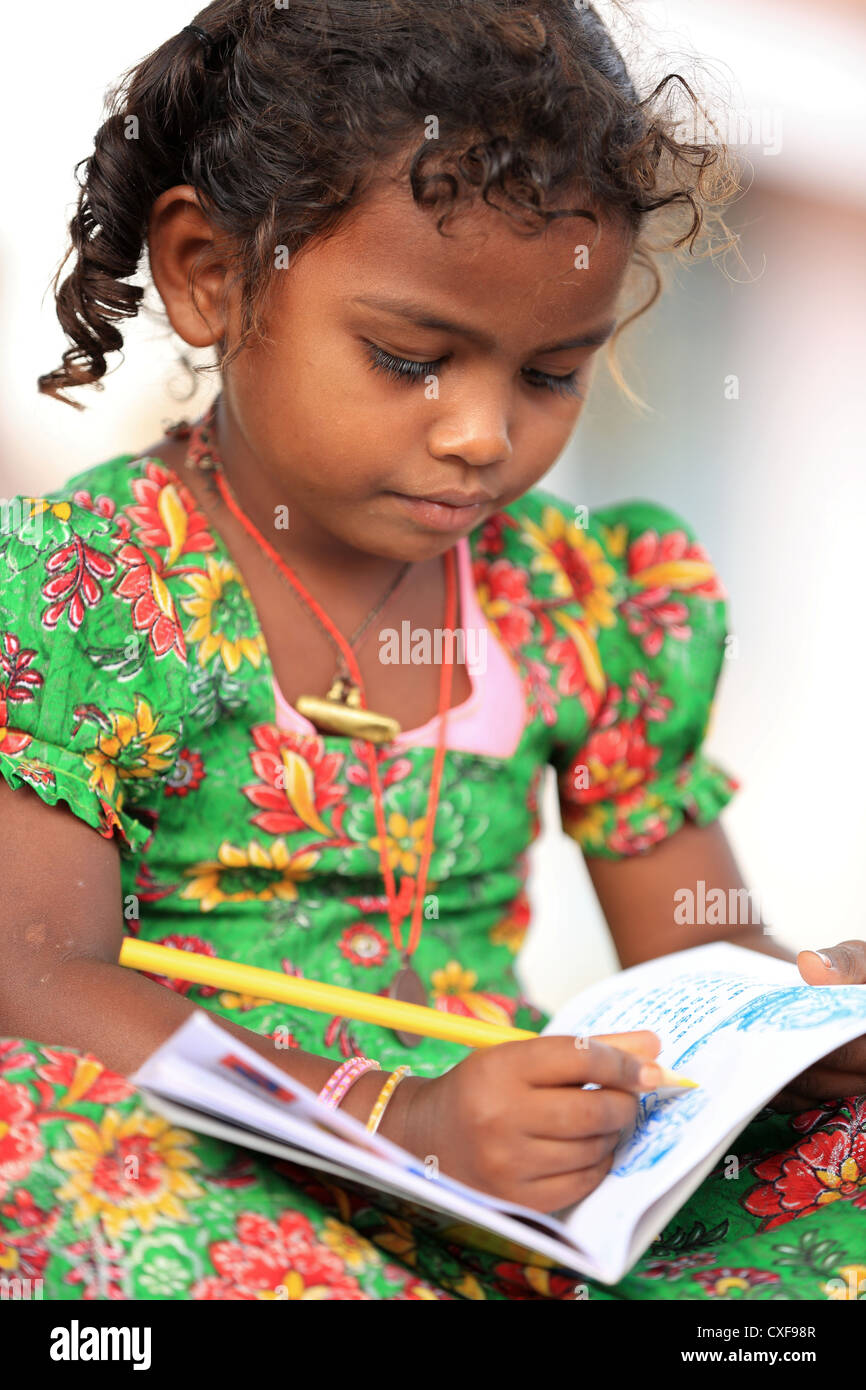 Kleine indische Schulmädchen spielen und zeichnen mit Bleistiften Andhra Pradesh in Indien Stockfoto