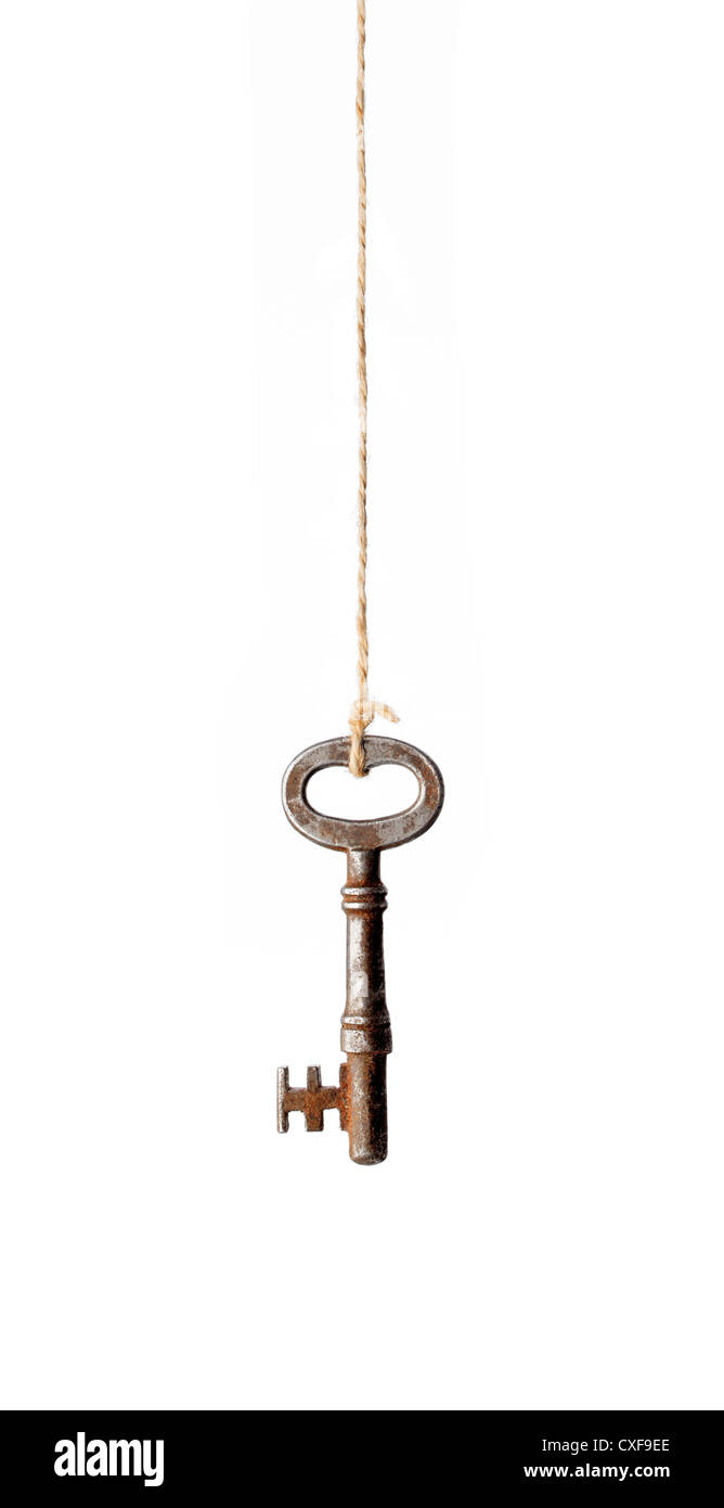 Alte antike rostigen Schlüssel hängen aus einer Zeichenfolge. Stockfoto