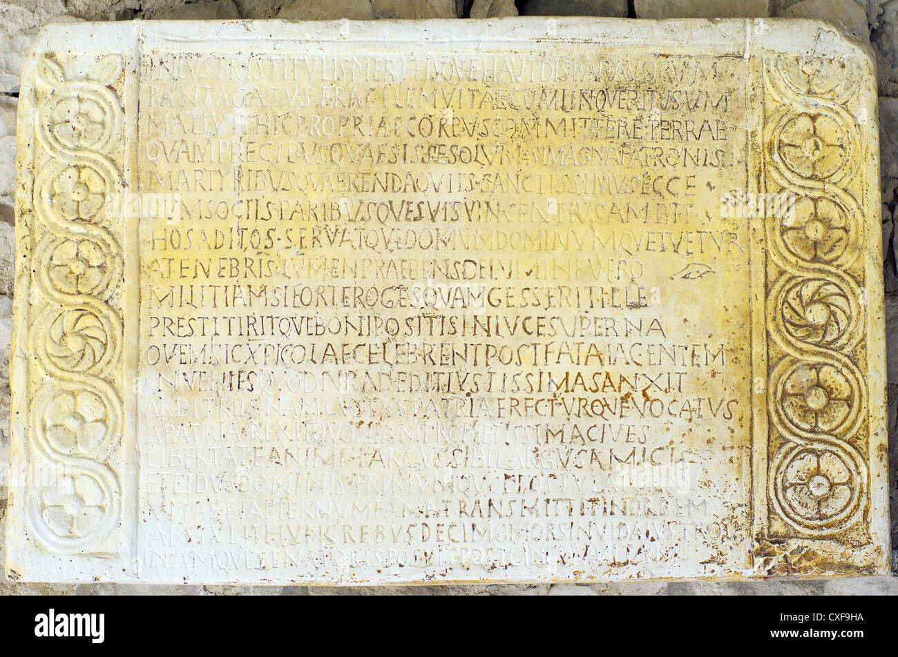 Frühe christliche lateinische Inschrift Vaison la Romaine Kreuzgang der Cathédral Notre-Dame-de-Nazareth Vaucluse Provence Stockfoto