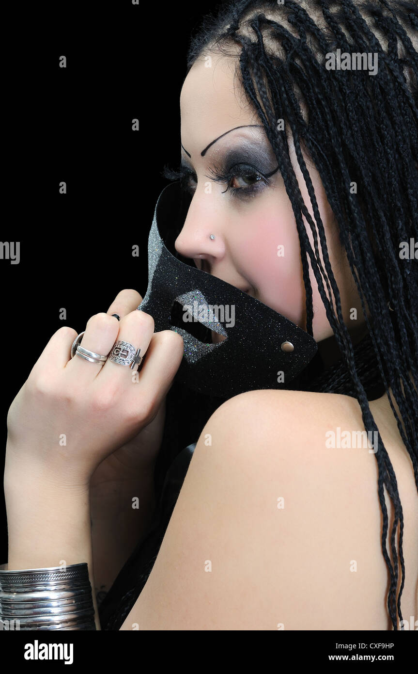Porträt des jungen stilvolle Frau, hält venezianischen Maske Stockfoto