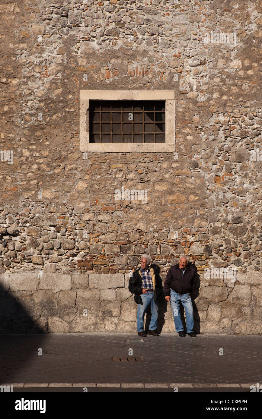 zwei Männer stehen von Steinmauer, Castelmola, Italien Stockfoto