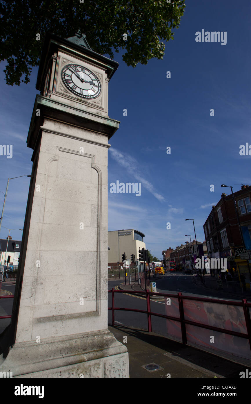 Thornton Heath Uhrturm mit Freizeitzentrum jenseits Stockfoto