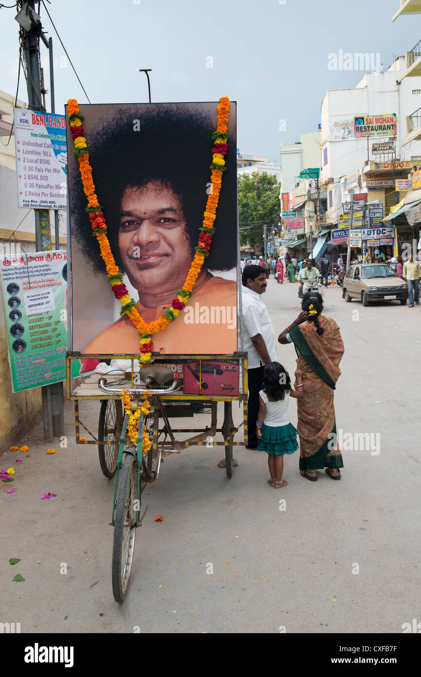 Puttaparthi High Street, Andhra Pradesh, Indien Stockfoto