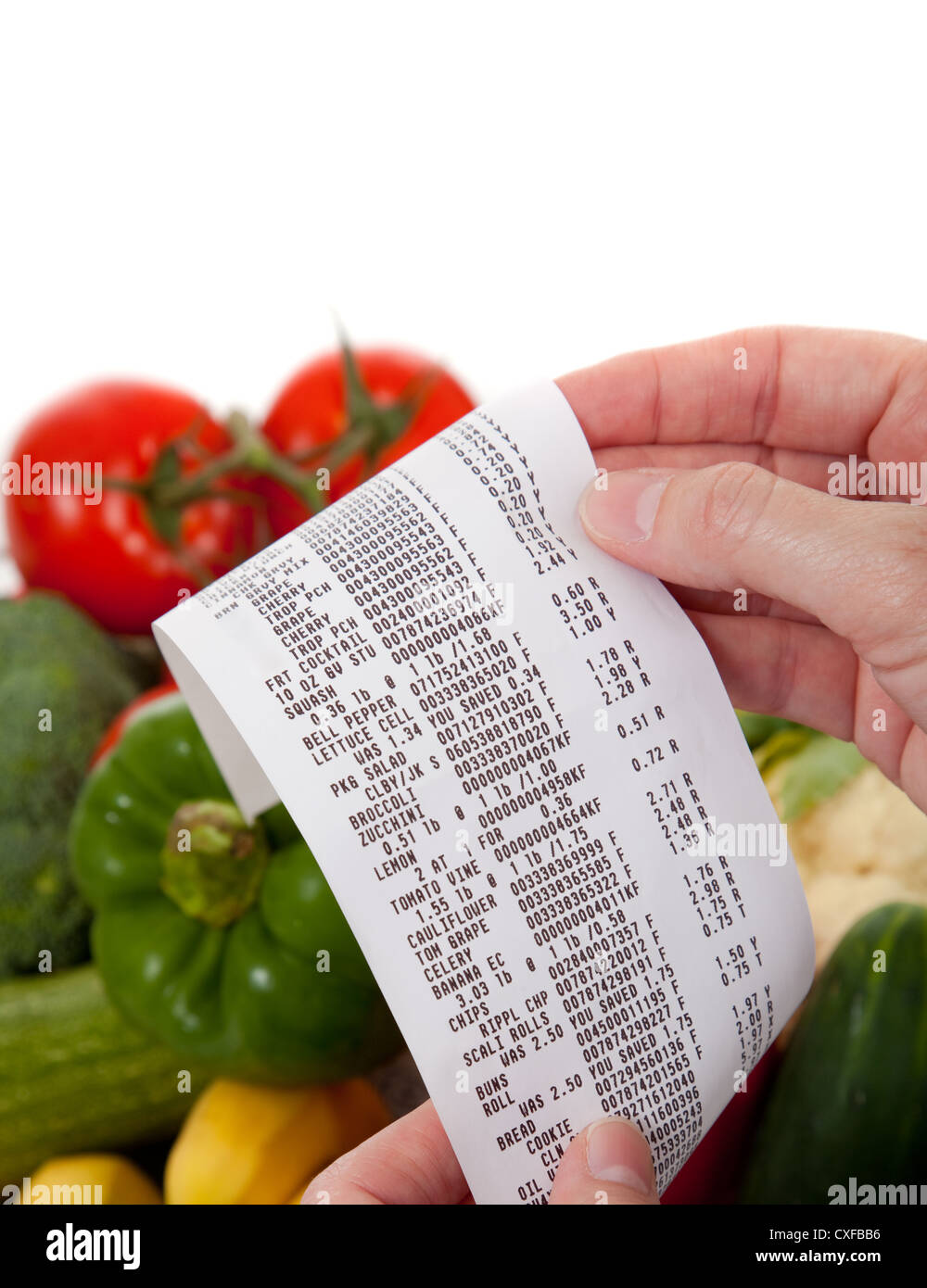 Lebensmittelgeschäft-Eingang über einen Hintergrund von frischem Gemüse Stockfoto