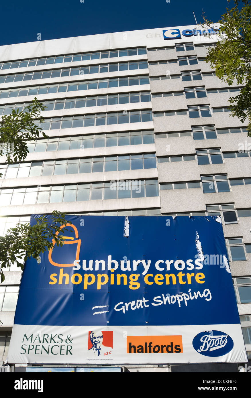 Banner-Werbung für Sunbury cross Einkaufszentrum, Middlesex, England, Hauptbüros von Chubb im Hintergrund Stockfoto