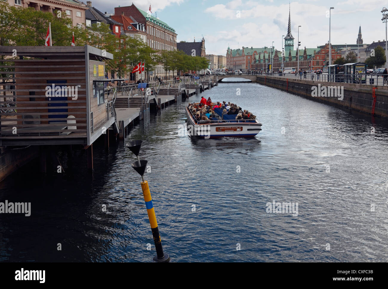 Die Grachtenfahrt Boot, die "das hässliche Entlein" nur an Bord Fahrgäste an der Haltestelle "Ved Stranden" ergriffen hat. Kopenhagen, Dänemark. Stockfoto