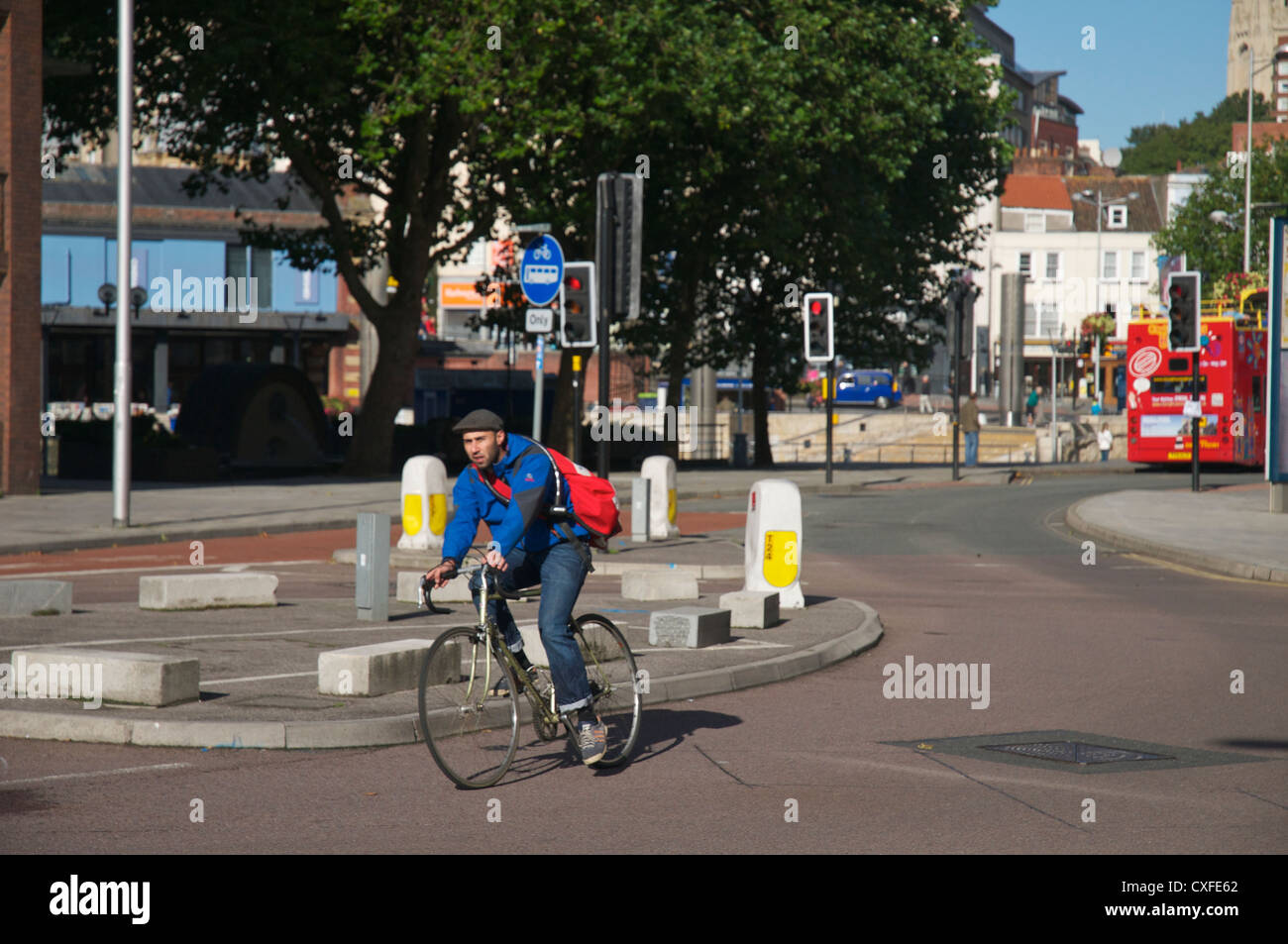 Radfahrer in der Stadt Bristol am frühen Morgen Stockfoto