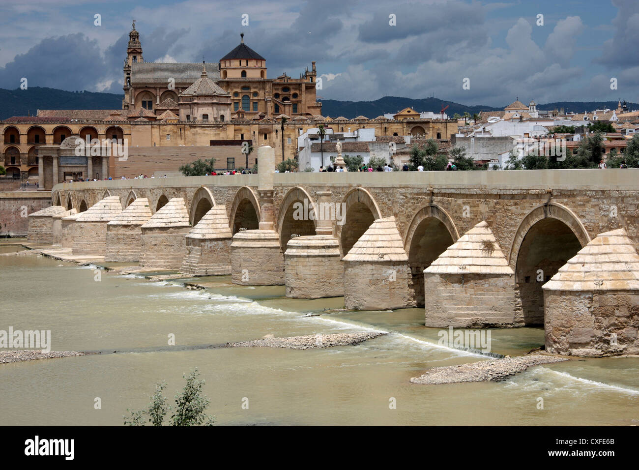 Römische Brücke (Puente Romano de Cordoba) und die Moschee von Cordoba und Kathedrale (Mezquita de Córdoba), Spanien Stockfoto