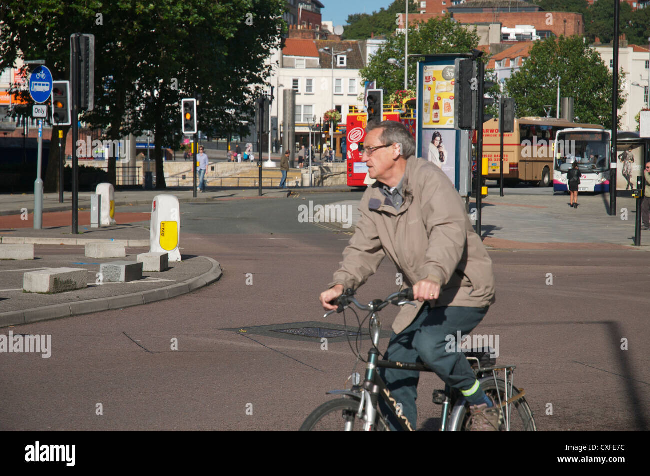 Cyclistin der Stadt Bristol am frühen Morgen Stockfoto