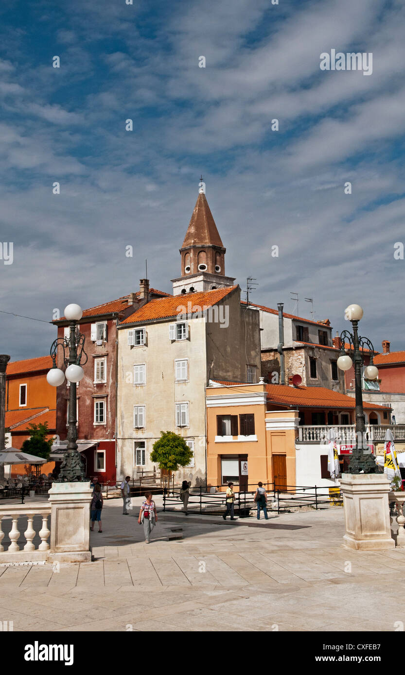 Zadar, eine Stadt an der dalmatinischen Küste in Kroatien zeigt eine Kirche und Menschen. Stockfoto