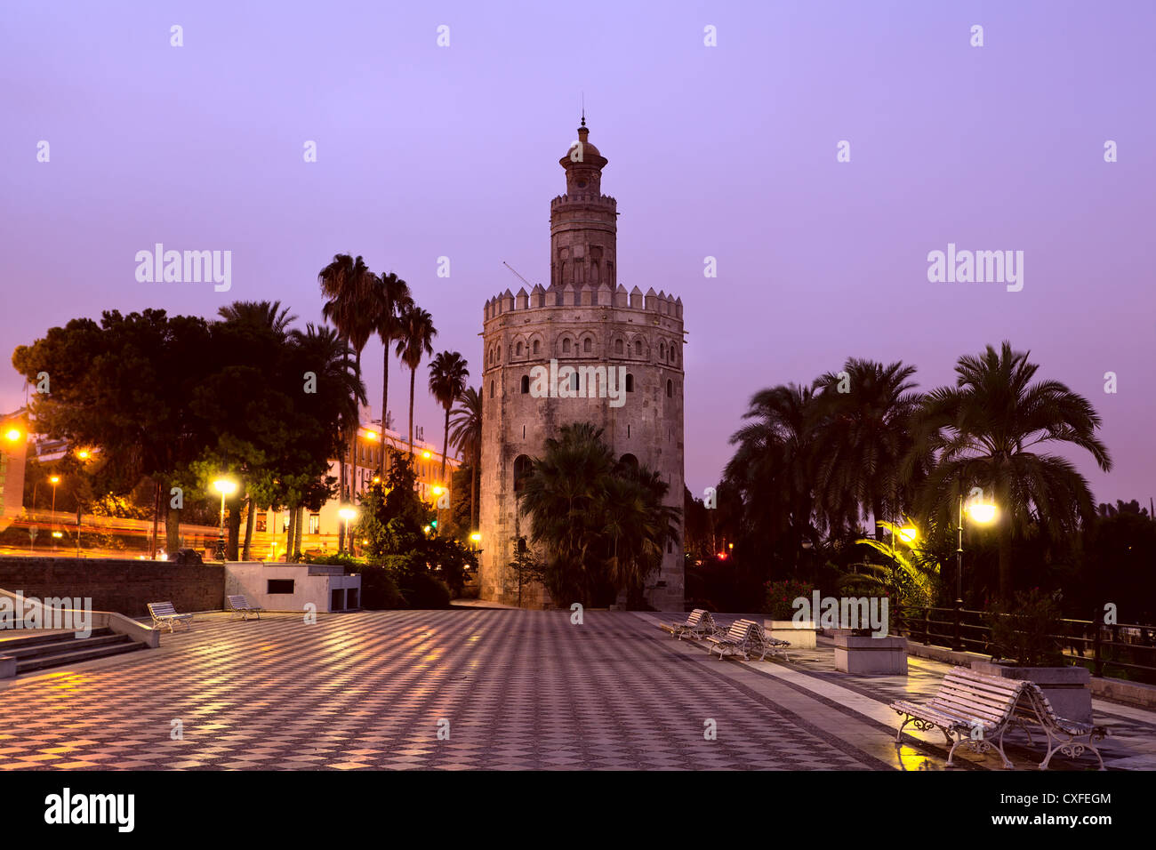 Torre del Oro - Golden Tower in Sevilla bei bunten morgens Sonnenaufgang Stockfoto